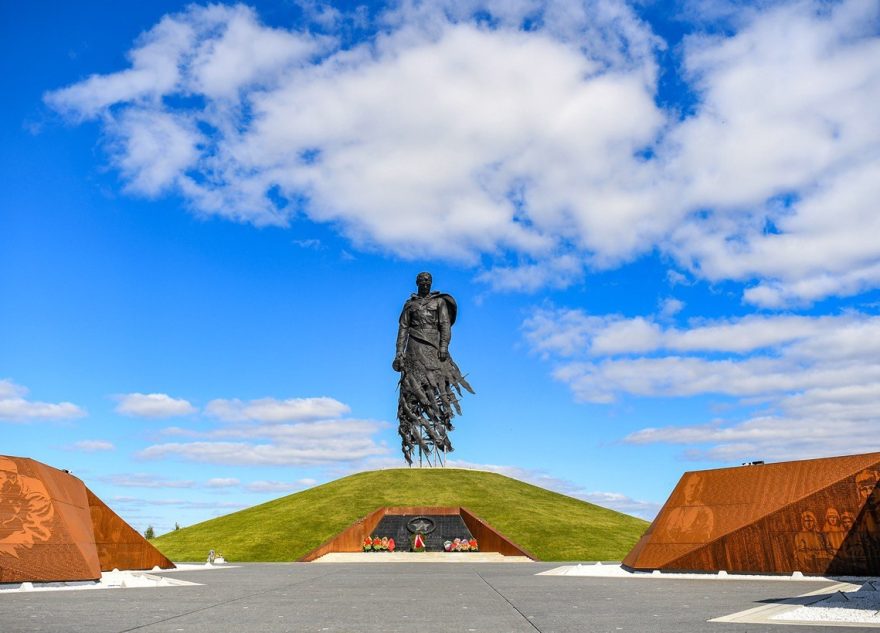 Дмитрий Медведев и Игорь Руденя на Ржевском мемориале Советскому солдату почтили память павших воинов