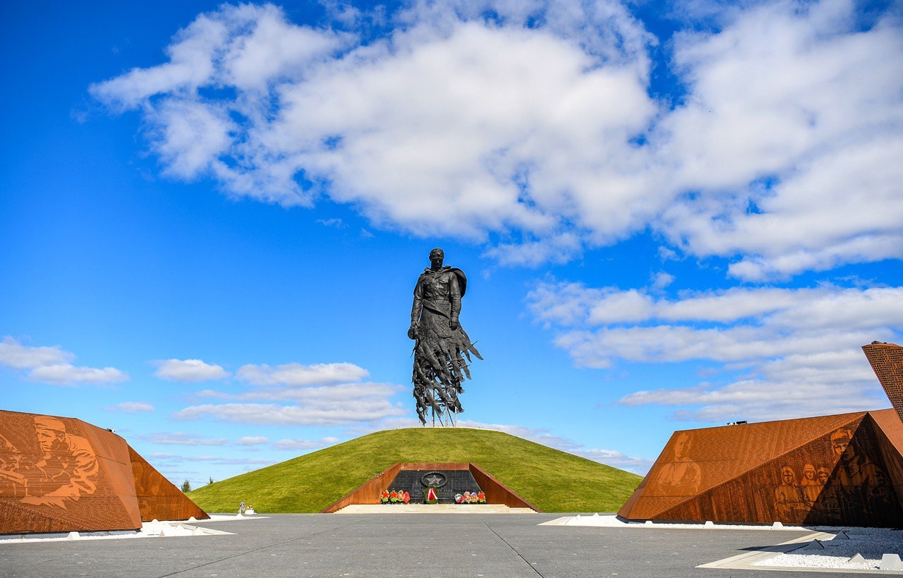 Дмитрий Медведев и Игорь Руденя на Ржевском мемориале Советскому солдату почтили память павших воинов
