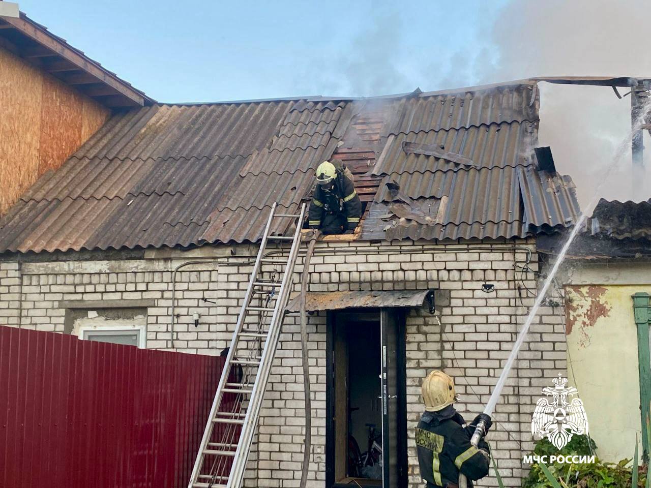 Двое мужчин погибли во время пожара в Твери