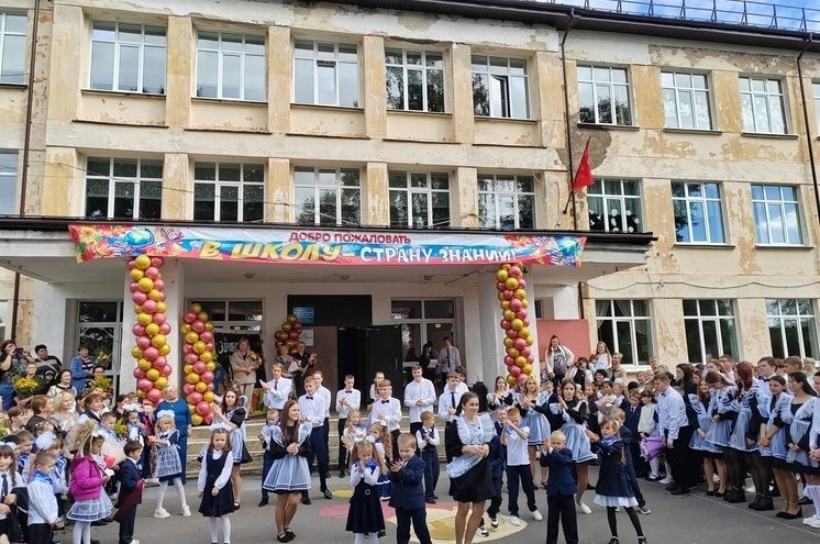 На линейке в Андреаполе школьники читали стихи и танцевали