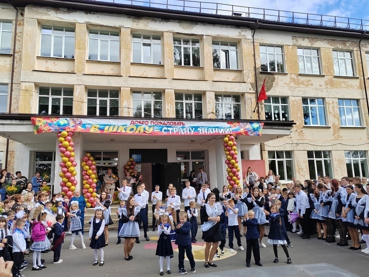 На линейке в Андреаполе школьники читали стихи и танцевали
