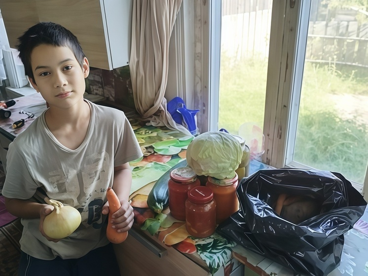 Многодетным семьям в Андреаполе вручили домашние заготовки и овощи