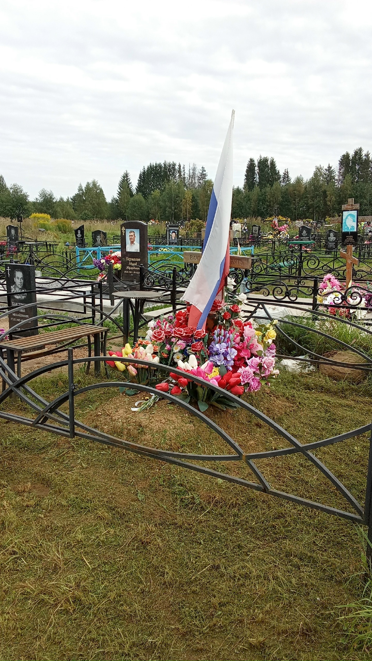 В Тверской области привели в порядок захоронение бойца, погибшего на СВО