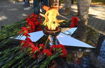 Губернатор Игорь Руденя возложил цветы к Мемориалу памяти павших земляков в Торжокском округе