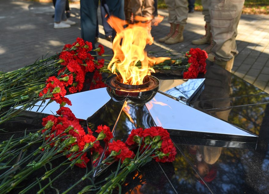 Губернатор Игорь Руденя возложил цветы к Мемориалу памяти павших земляков в Торжокском округе