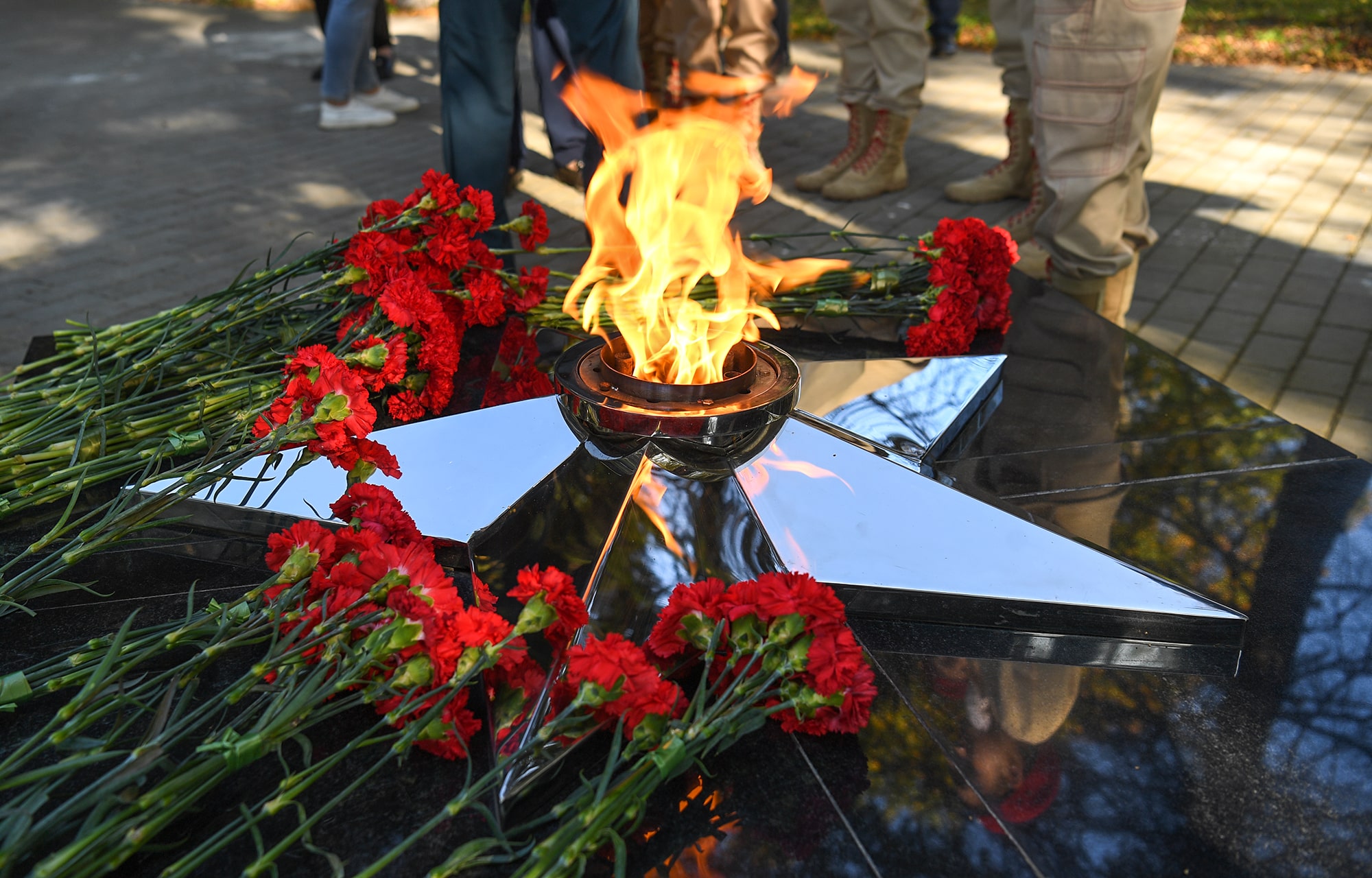 Губернатор Игорь Руденя возложил цветы к Мемориалу памяти павших земляков в Торжокском округе