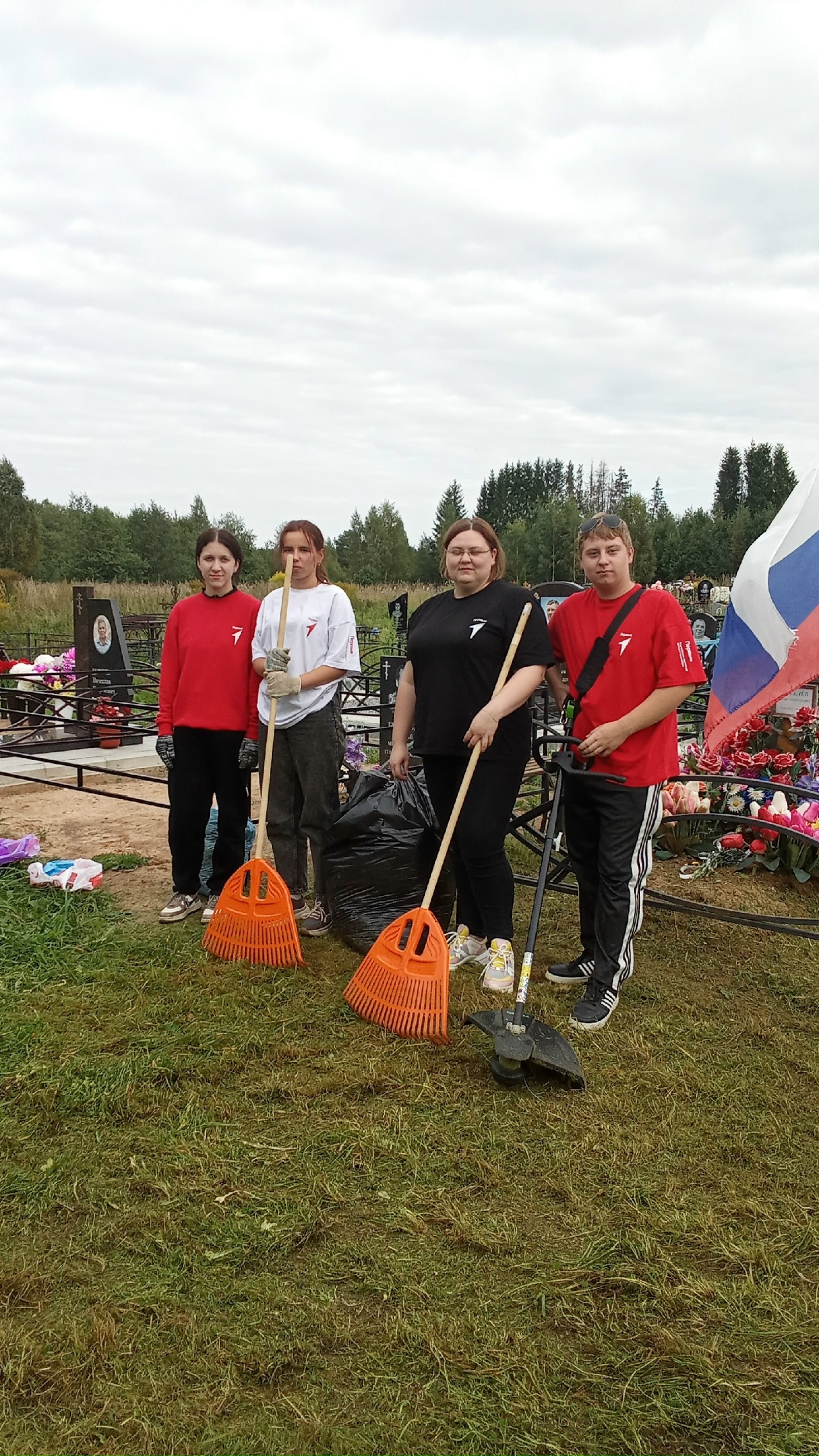 Студенты в Тверской области позаботились о захоронении бойца СВО