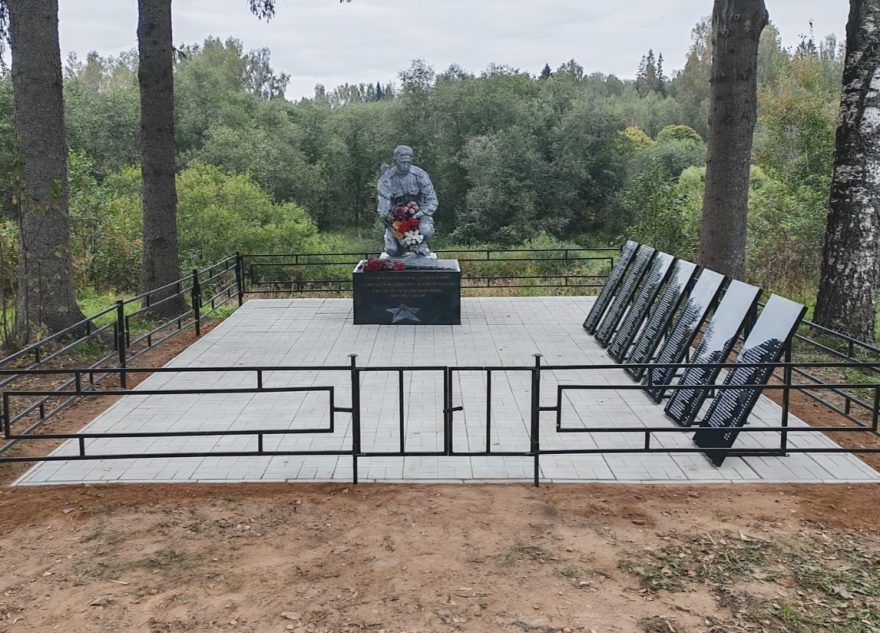 В Оленинском округе отремонтировали воинское захоронение