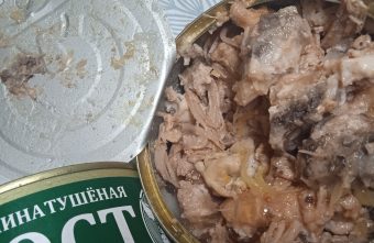 В Тверской области продают тушенку, на которую рычат собаки тушенку