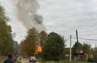 В Тверской области горит жилой дом дом