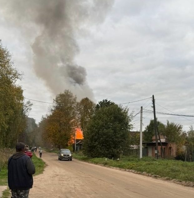 В Тверской области горит жилой дом дом