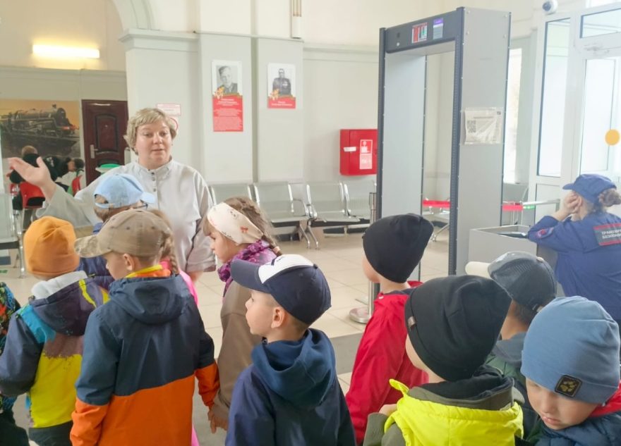 Малышам из Лихославля показали правила и работу железной дороги