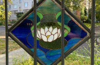 Тверской художник подарил онкологическому диспансеру лотос надежды лотос