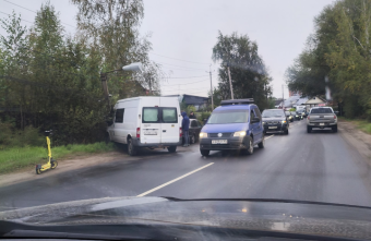 В Твери микроавтобус снес столб Столб