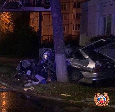 Ночью в Твери ВАЗ въехал в рекламную мачту