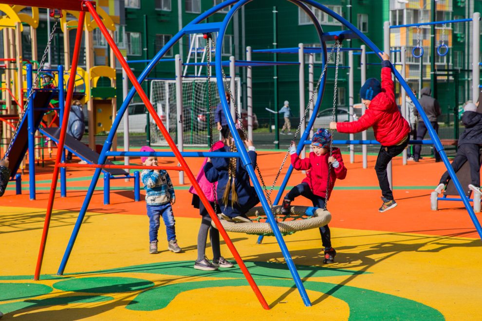 В Бологовском округе благодаря инициативе жителей дома появилась новая детская игровая площадка