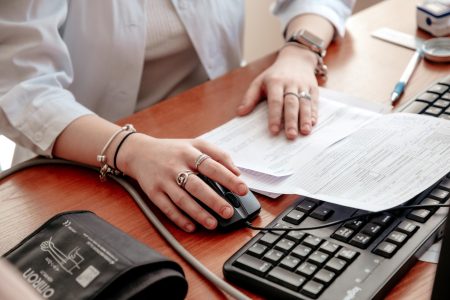 Россиянам с любым диагнозом стало труднее уйти на больничный труднее