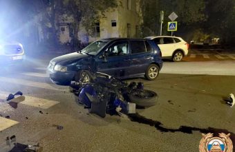 На видео попал момент столкновения мотоцикла с легковушкой в Твери мотоцикла