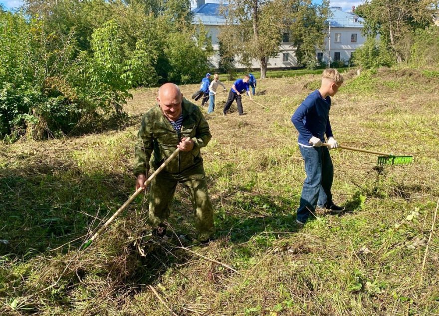 В Парке Победы города Торжка прошел масштабный субботник