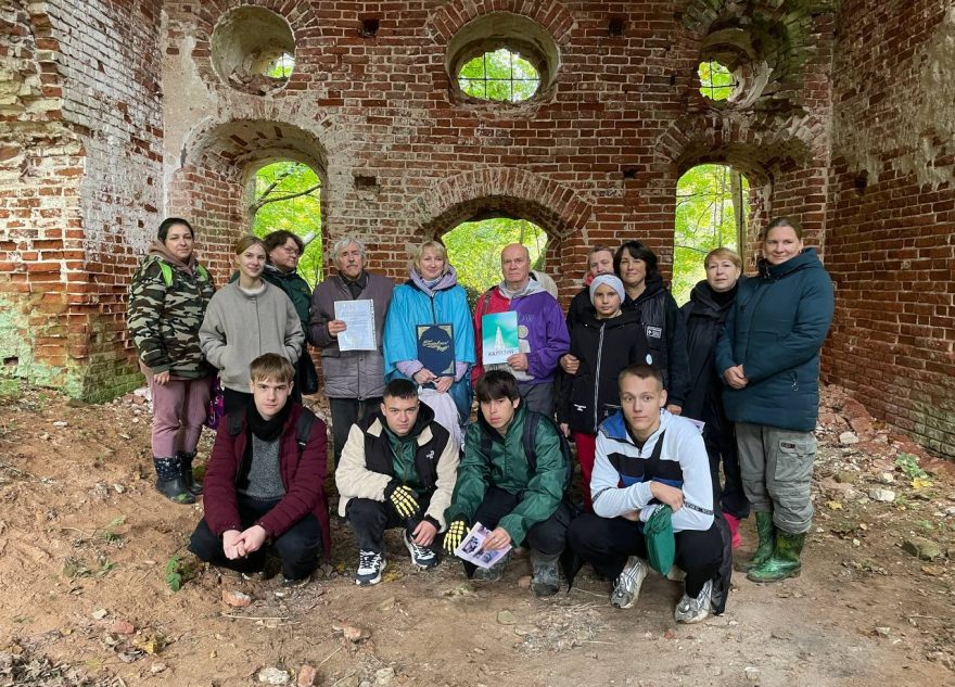 В Тверской области волонтеры 20 лет сохраняют древнее захоронение