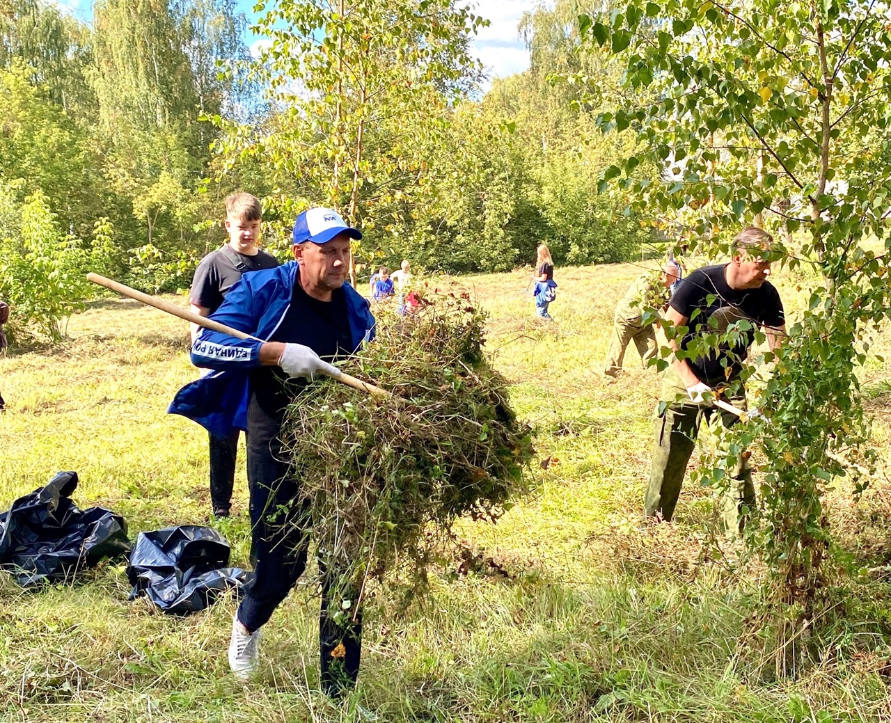 В Парке Победы города Торжка прошел масштабный субботник