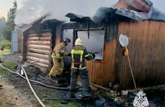 В Тверской области горящая баня могла спалить гараж гараж