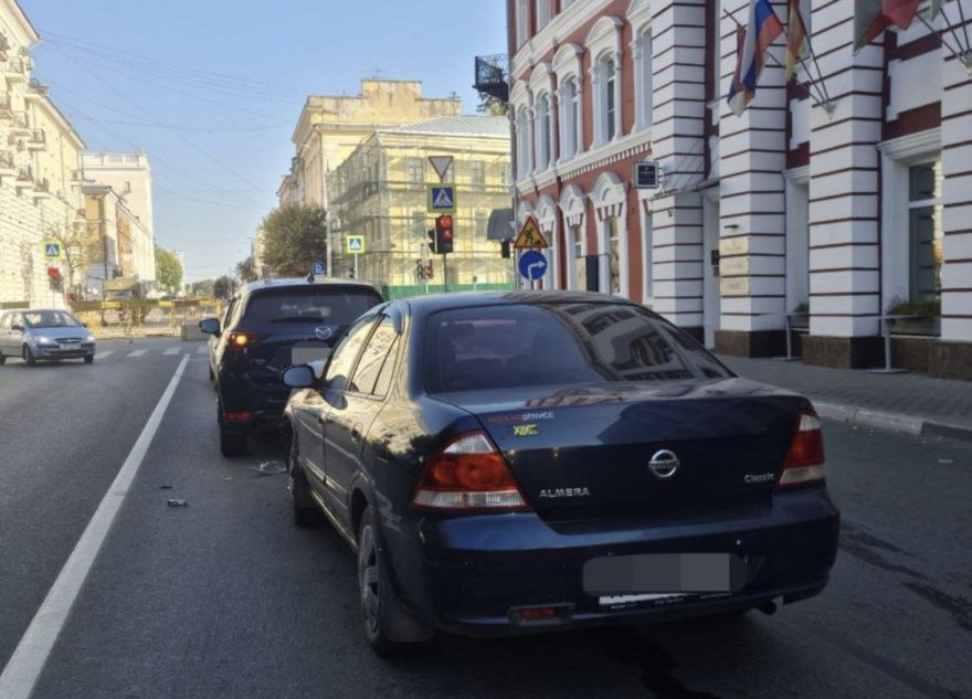 В Твери невнимательный водитель легковушки "догнал" кроссовер кроссовер