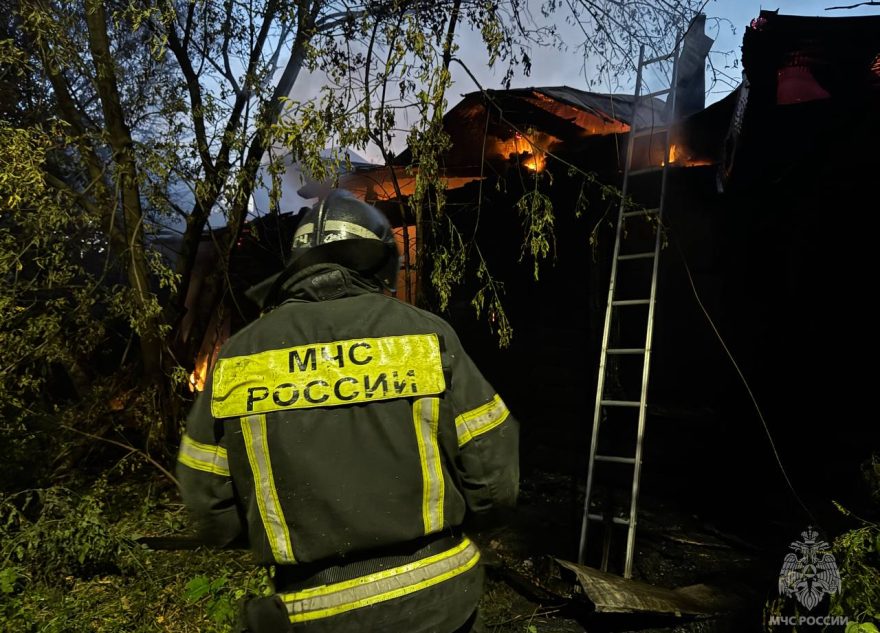 МЧС рассказало подробности о пожаре в заброшенном доме в Твери МЧС рассказало подробности о пожаре в заброшенном доме в Твери