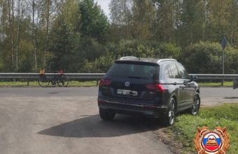 В Тверской области велосипедистка врезалась в машину на обочине обочине