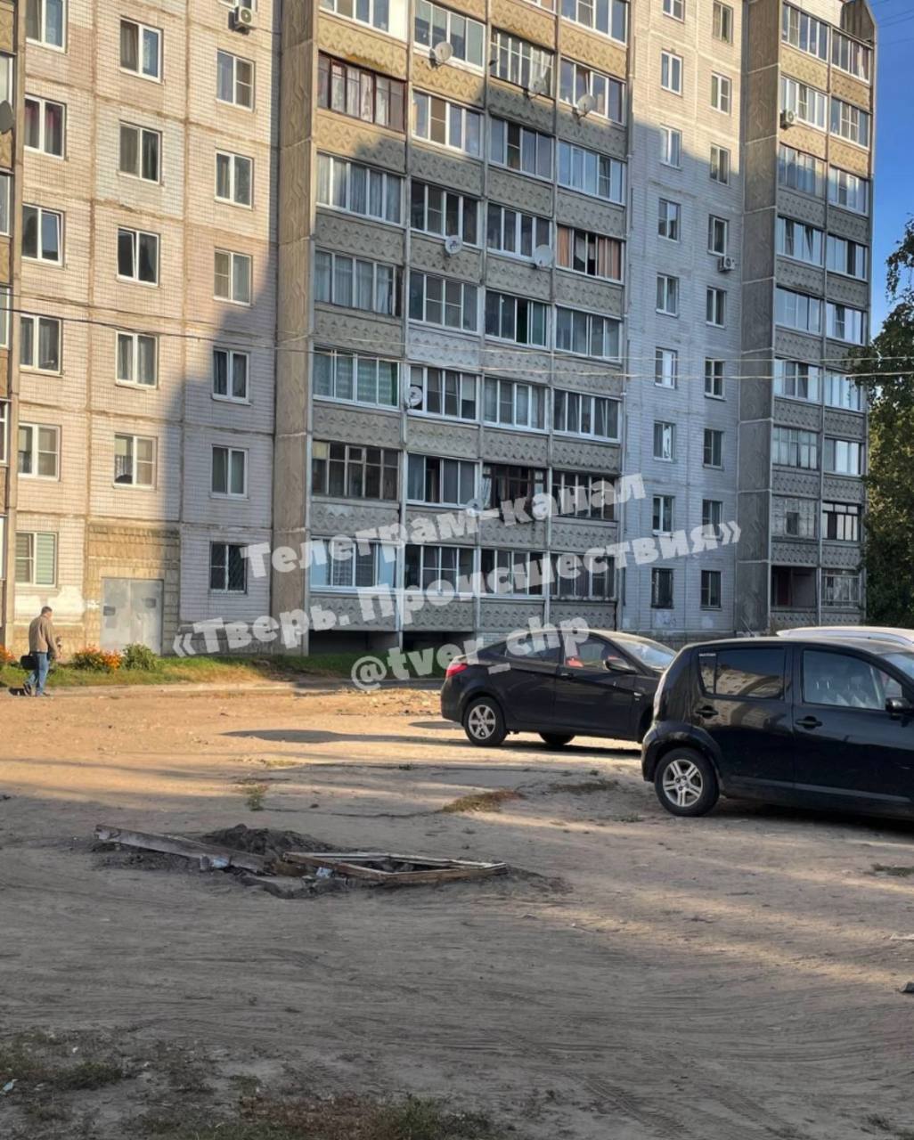 Жители Твери жалуются на опасный колодец в темном дворе у школы