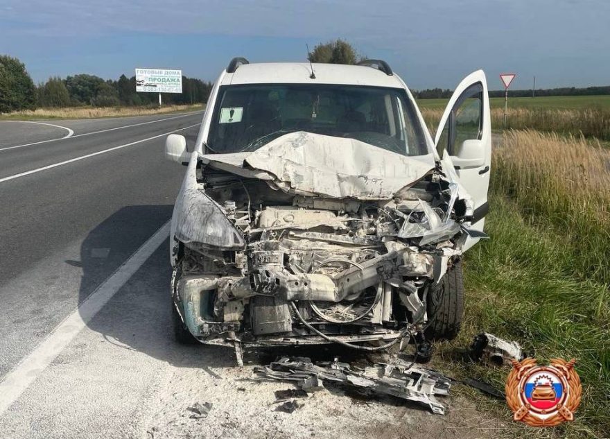 В Тверской области фургон скинул легковушку с дороги