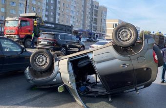 На мосту в Твери перевернулась "Нива" Нива