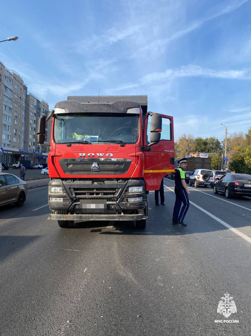На мосту в Твери перевернулась "Нива"