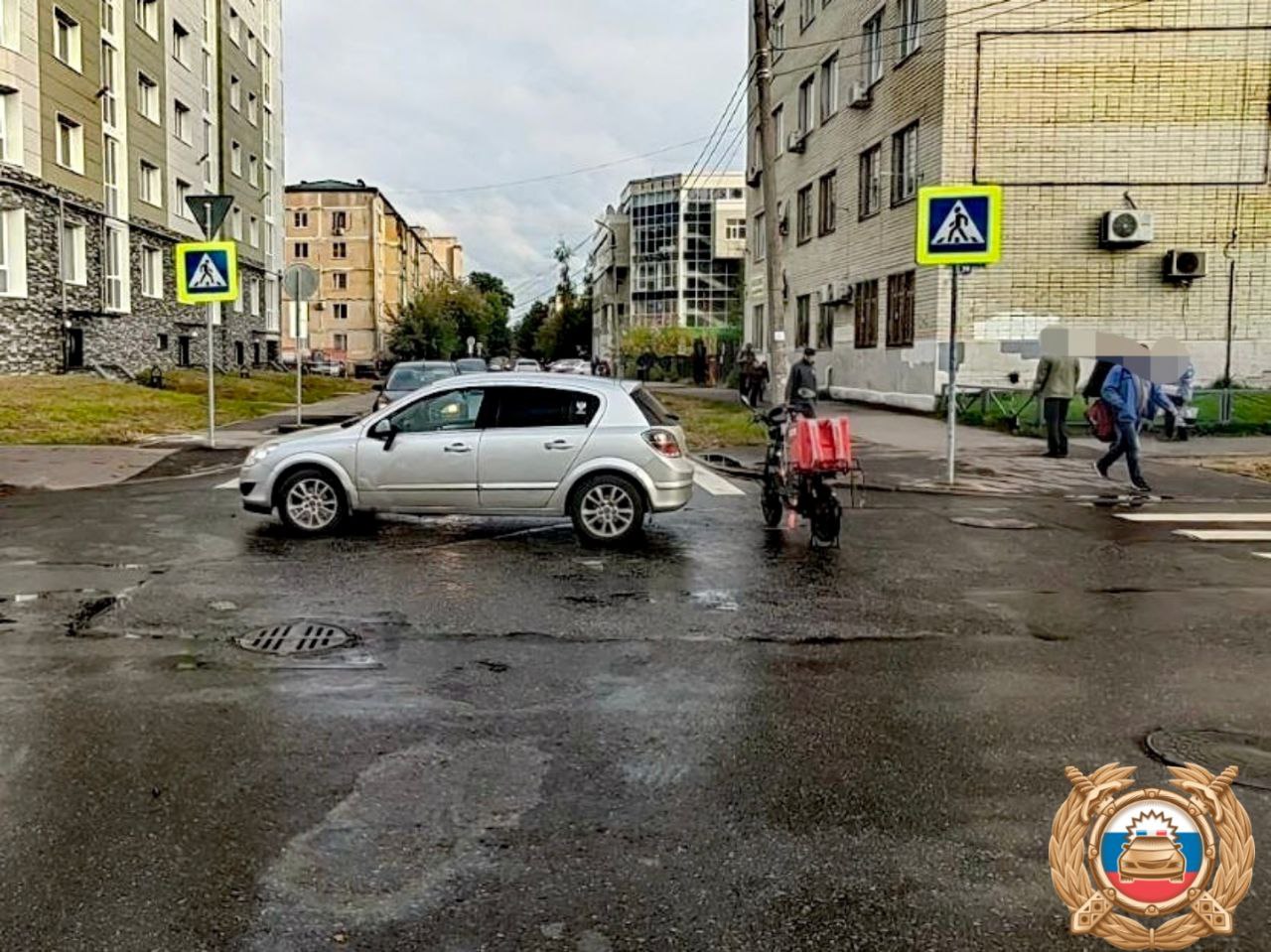 Появились фото с места ДТП с курьером в Твери