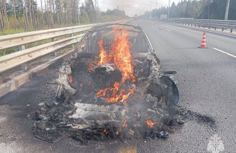 На скоростной трассе в Тверской области сгорела машина на трассе
