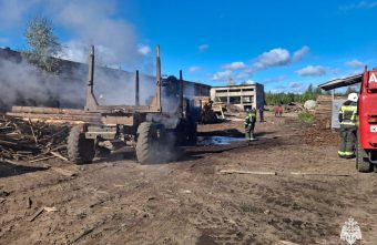 На улице в Тверской области сгорел лесовоз лесовоз