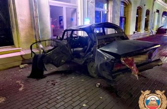 В Твери начинающий водитель въехал в стену дома стену