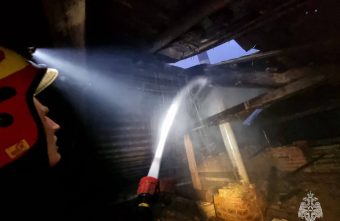 В Твери загорелось заброшенное здание загорелось
