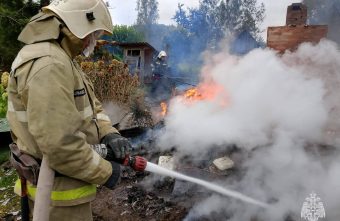 Баня сгорела дотла в деревне в Тверской области сгорела