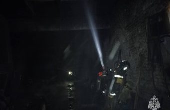 В Тверской области загорелся ангар с трактором ангар