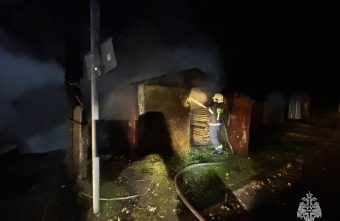 Огонь уничтожил гараж в Тверской области гараж