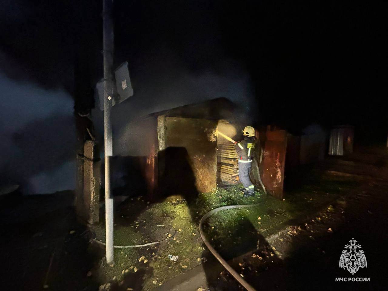 Огонь уничтожил гараж в Тверской области гараж