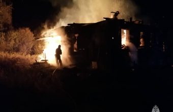 Пожар уничтожил нежилой дом в Тверской области нежилой