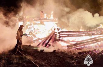 В Тверской области потушили пожар, который угрожал деревне деревне