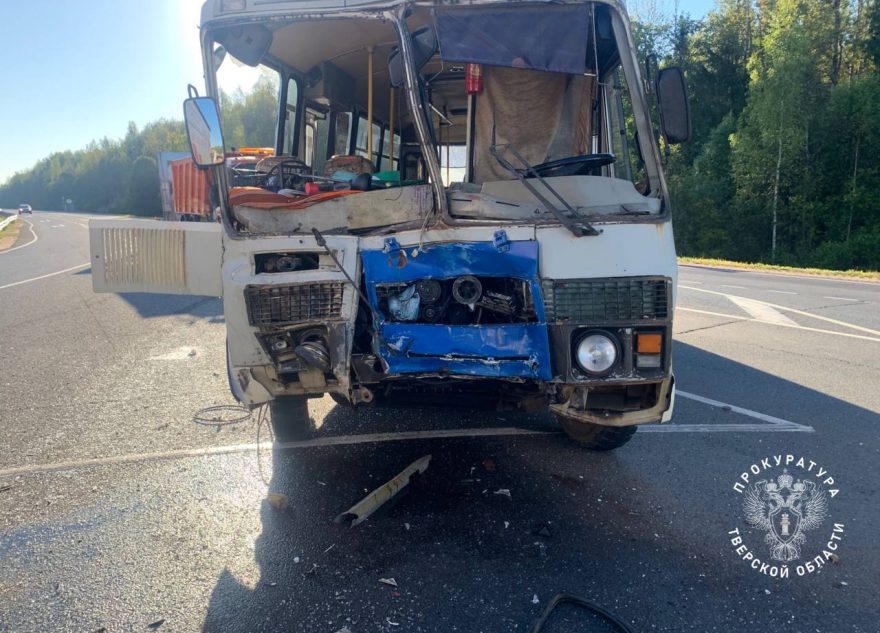 В Тверской области 8 человек пострадали в ДТП с дачным автобусом В Тверской области 8 человек пострадали в ДТП с дачным автобусом