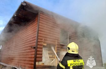 Огонь уничтожил кровлю бани в Тверской области уничтожил