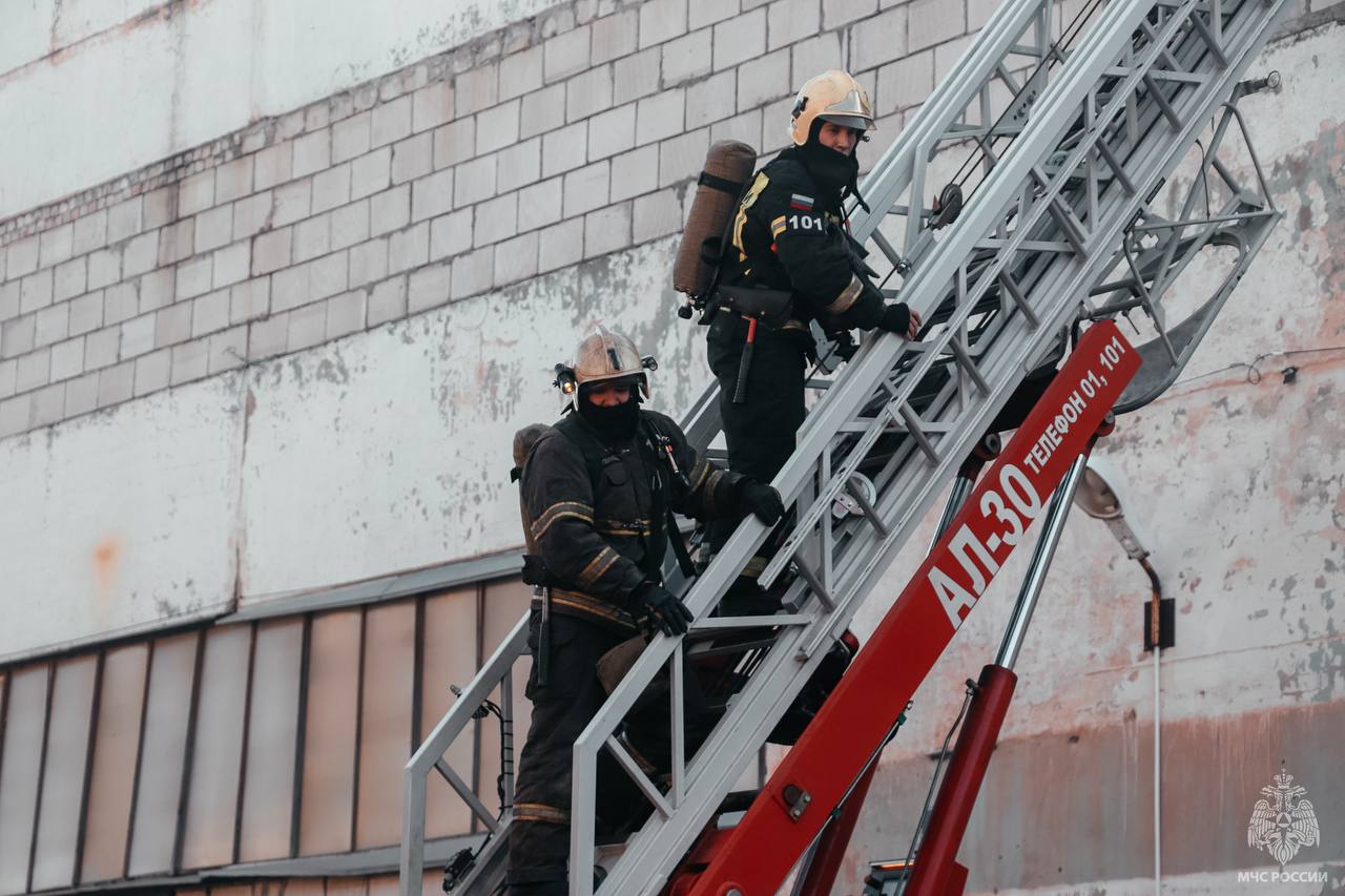 В Твери полностью ликвидировали пожар на производственном объекте