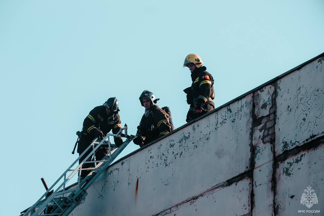 В Твери полностью ликвидировали пожар на производственном объекте