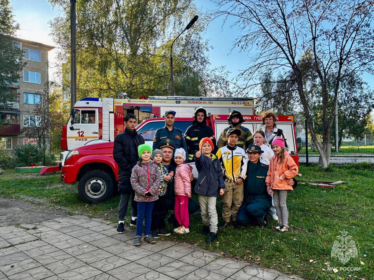 Ржевские пожарные познакомили ребят с техникой и рассказали о правилах безопасности