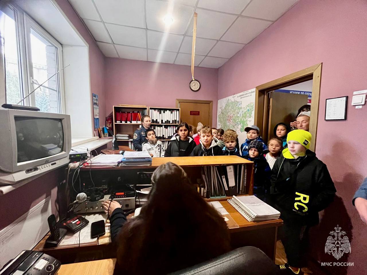 Ржевские пожарные познакомили ребят с техникой и рассказали о правилах безопасности